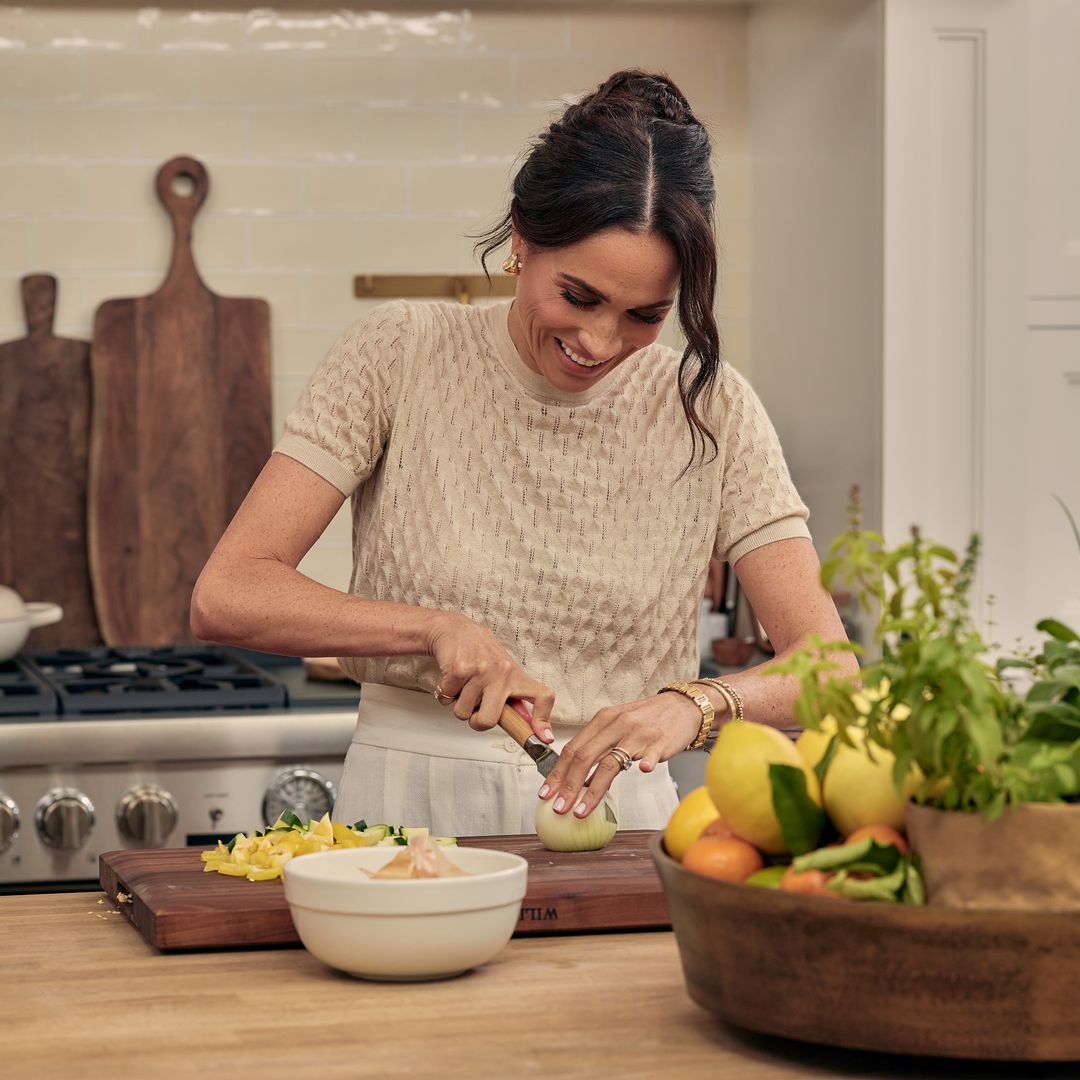 Meghan Markle sorprende con su look de cocinera, el conjunto que nunca hubiéramos imaginado