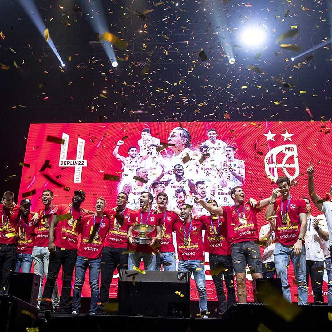 Con los aficionados y el orgullo de su familia, así celebrado la Selección Española de baloncesto su triunfo en el Eurobasket