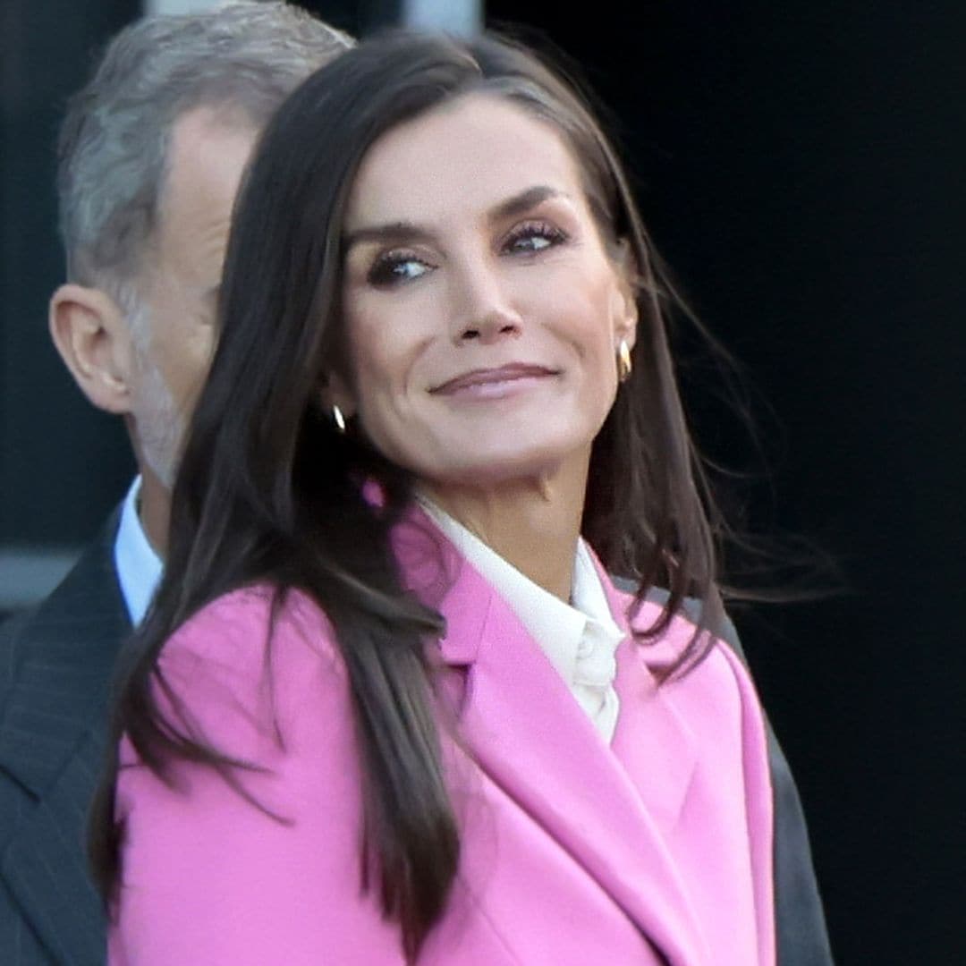 La reina Letizia recicla el vestido blanco de su cita neoyorquina con Jill Biden y un 'clutch' de Leonor