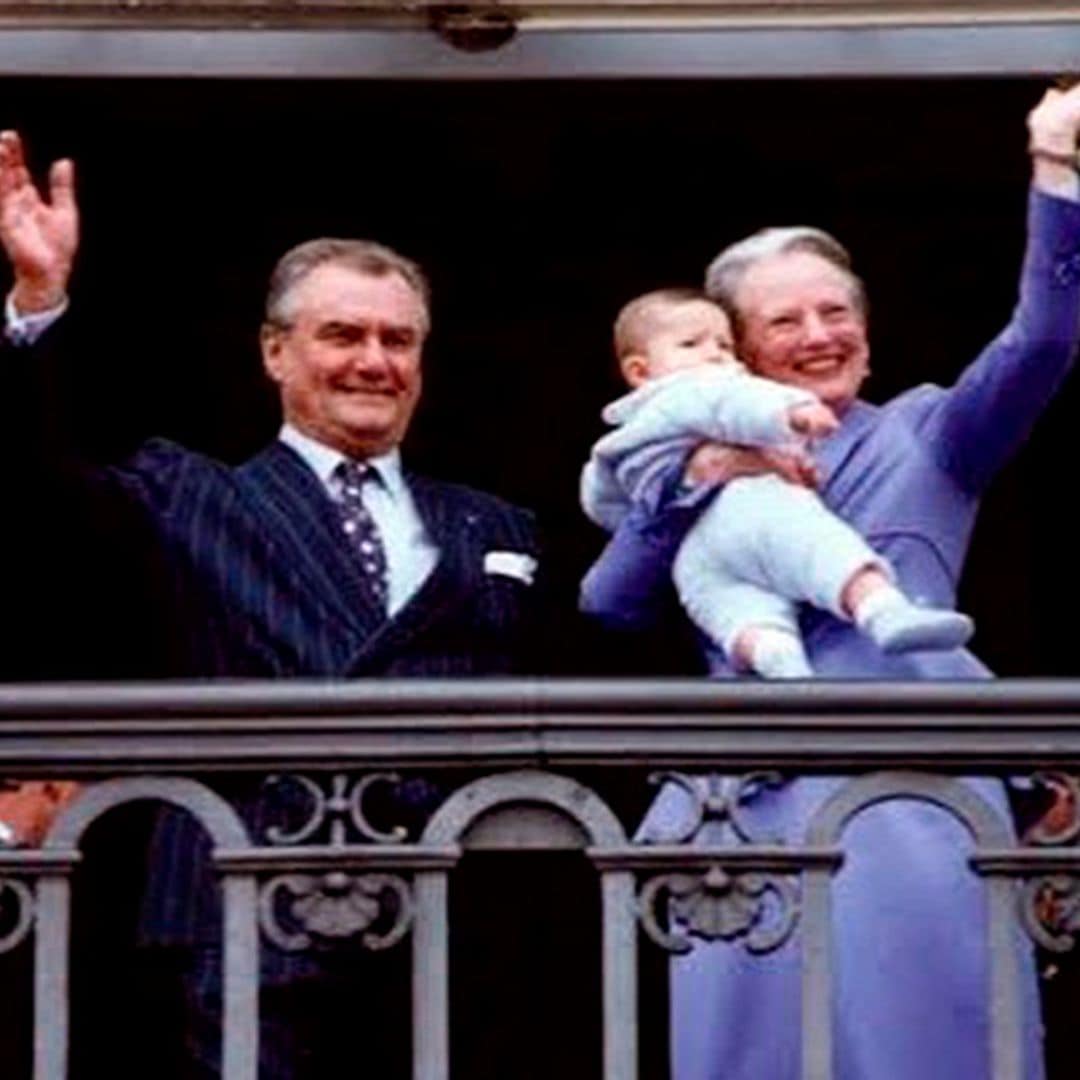 Nicolás de Dinamarca homenajea a su abuela, la reina Margarita, dos días antes de su abdicación