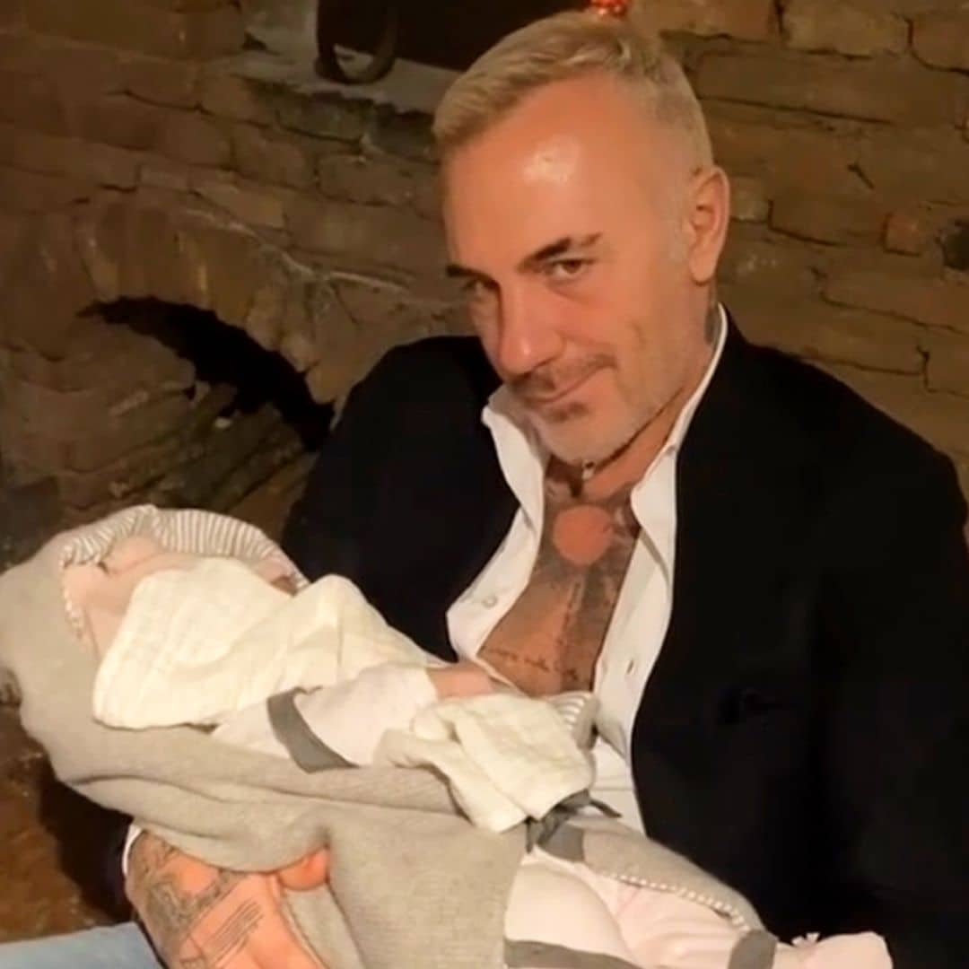 El secreto mágico de Gianluca Vacchi para lograr dormir a su bebé de dos meses