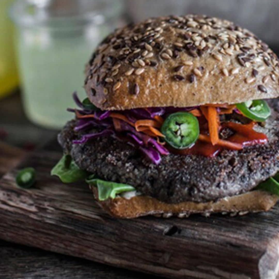 Hamburguesa negra vegana de judías con lombarda, zanahoria y jalapeños