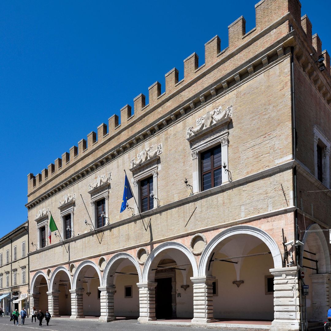 Palacio Ducal en la plaza del Popolo de Pesaro, Italia