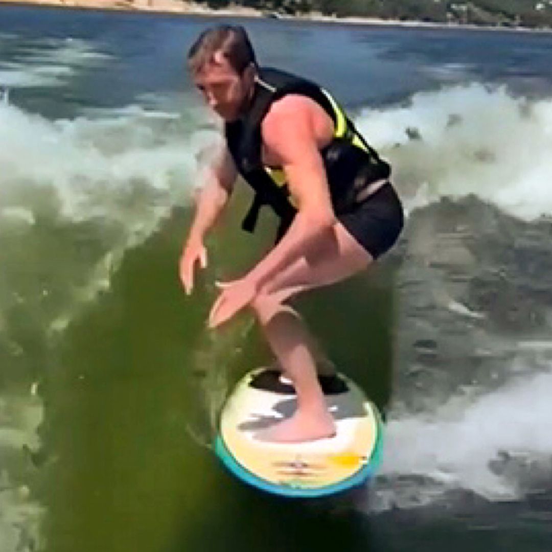 Las impresionantes imágenes de Pablo Motos surfeando, ¡menudo estilazo tiene: de aquí, a las Olimpiadas!