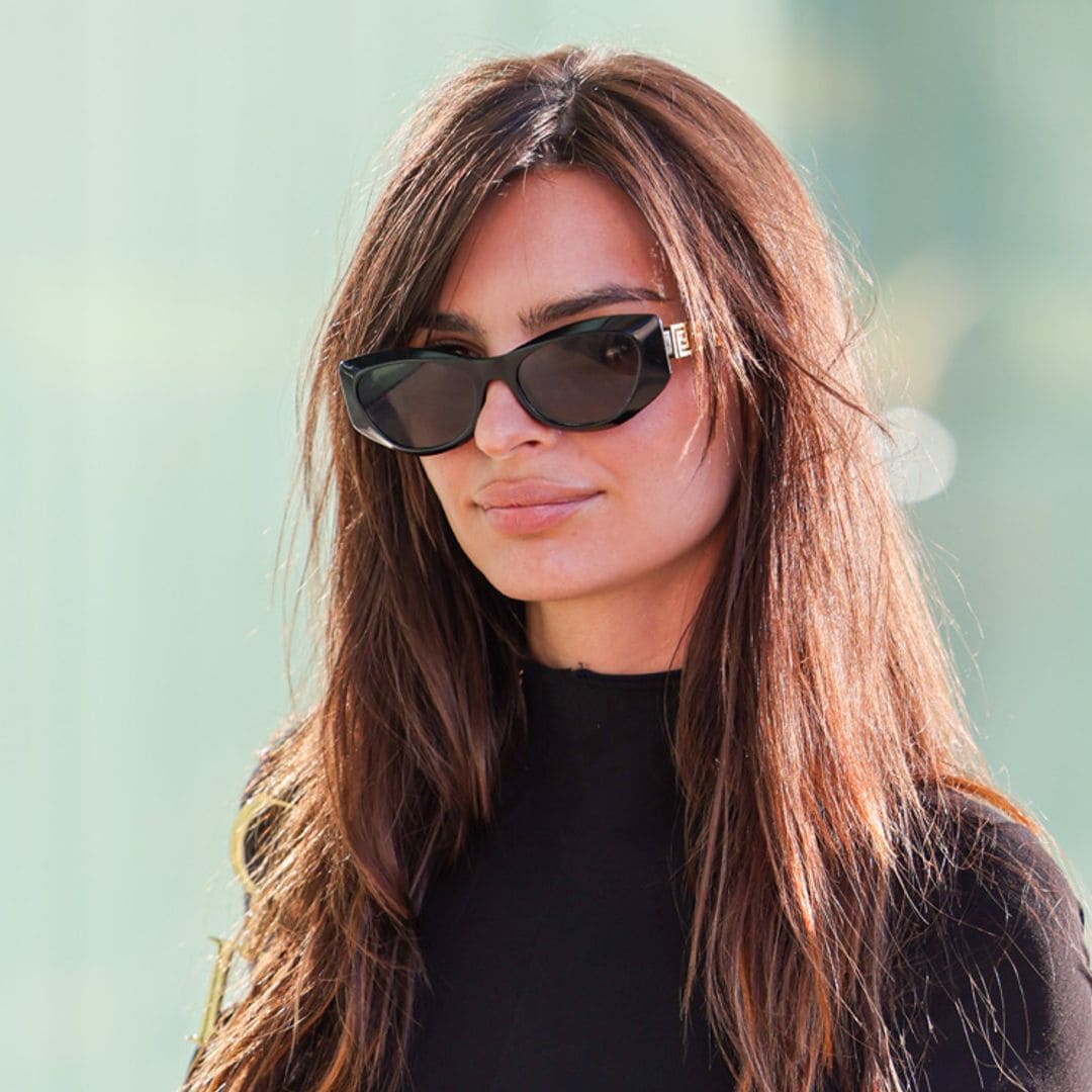 El sencillo look de trabajo de Emily Ratajkowski con el pantalón que más estiliza