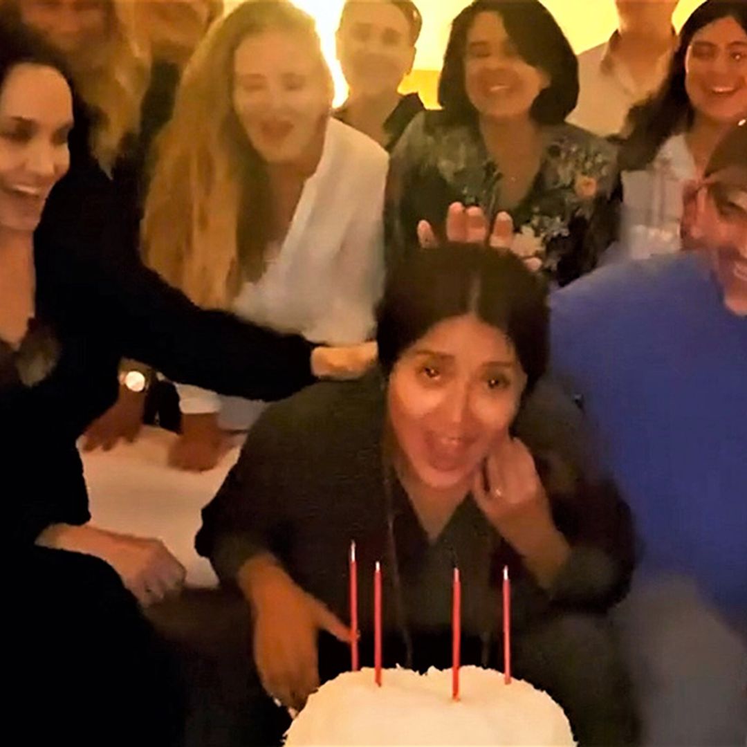 ¡Con Angelina Jolie como testigo! El divertido vídeo viral de Salma Hayek mostrando cómo se hace 'la mordida'