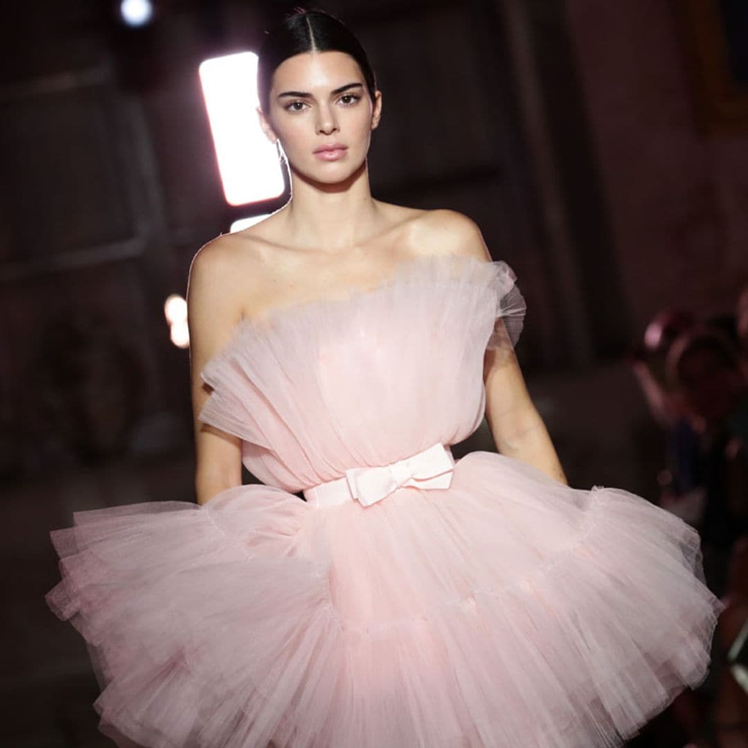 Kendall Jenner sube a la pasarela su icónico vestido 'algodón de azúcar'