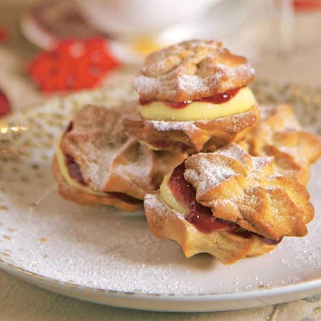 Sándwich de galletas con mermelada y crema de vainilla