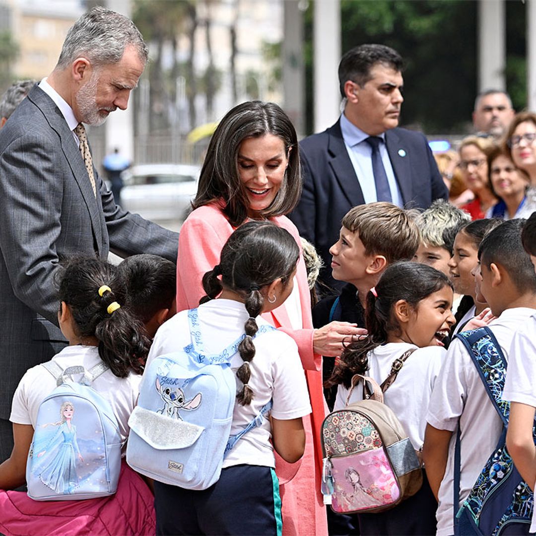 Los reyes Felipe y Letizia presiden un acto en Las Palmas mientras doña Sofía permanece ingresada en Madrid