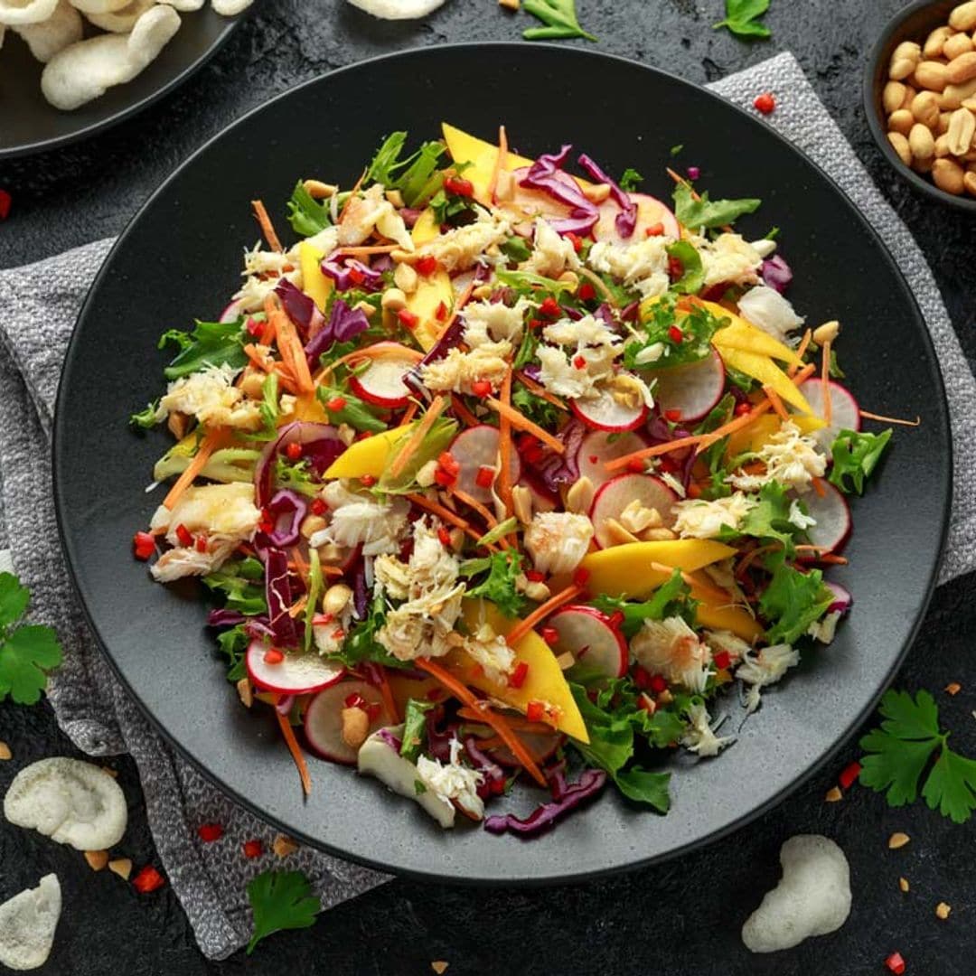 Ensalada de cangrejo, mango y rábanos