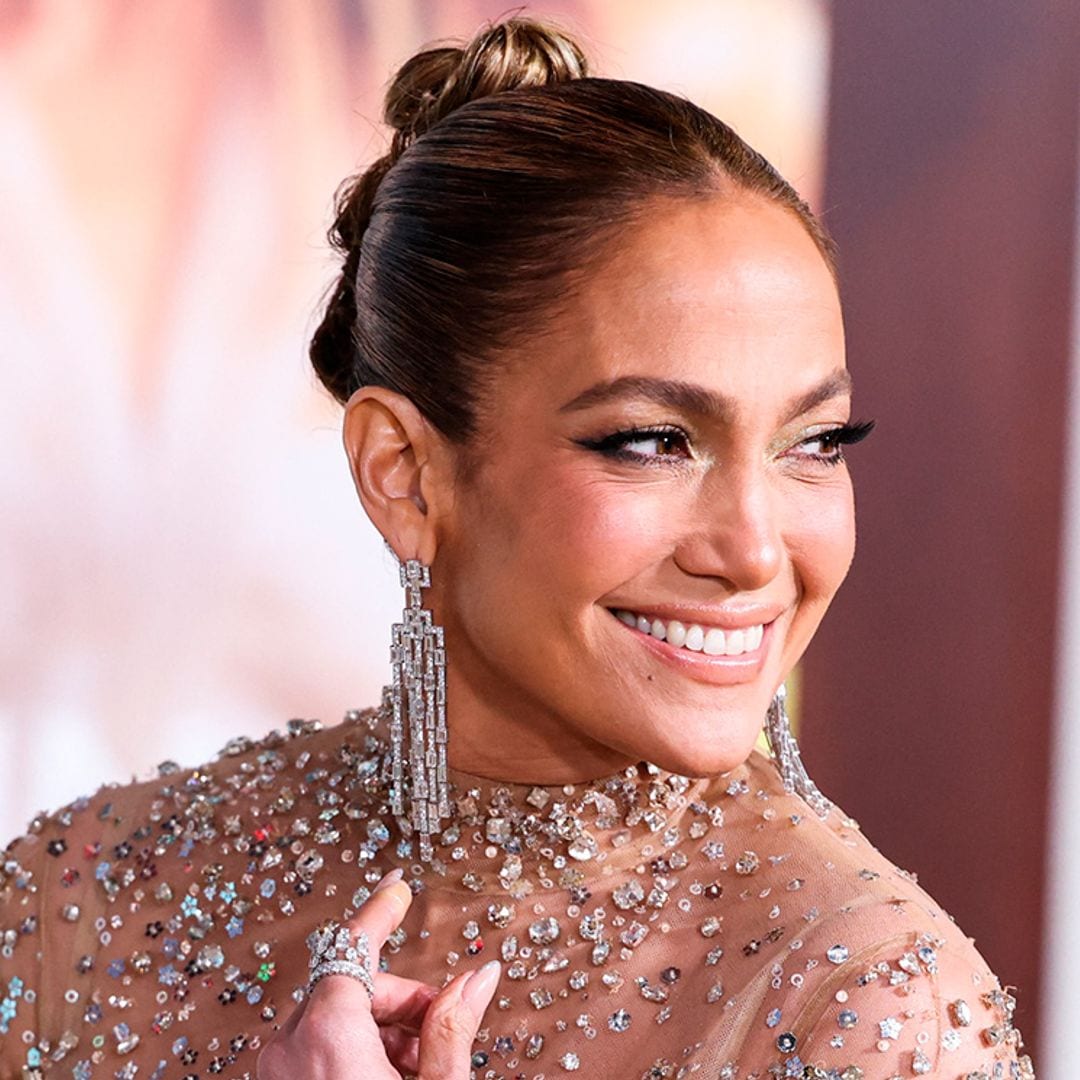 El vestido transparente de Jennifer Lopez, una obra de arte de Alta Costura en el estreno de su nueva película