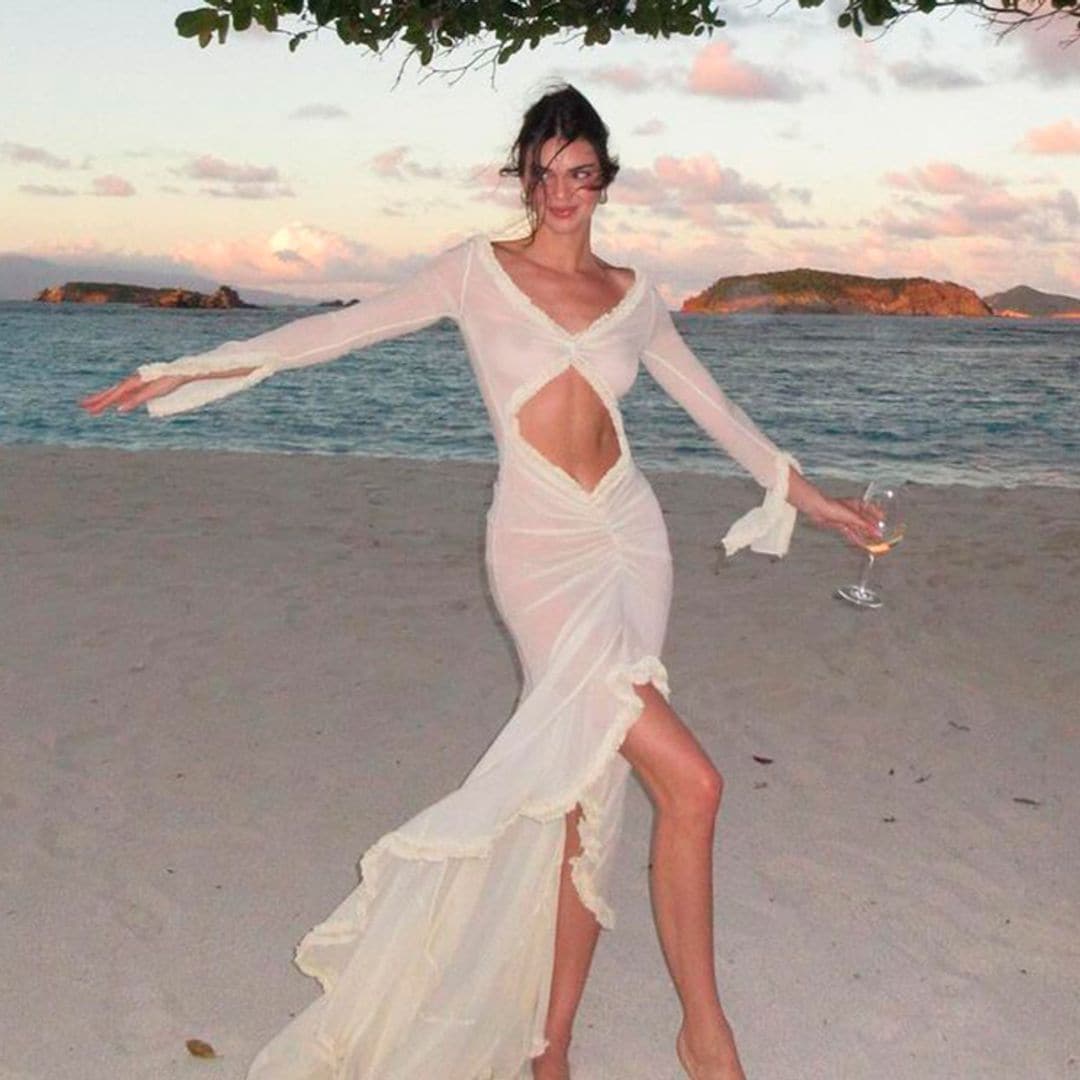 El vestido transparente que Kendall Jenner ha estrenado en una playa paradisíaca con Hailey Bieber