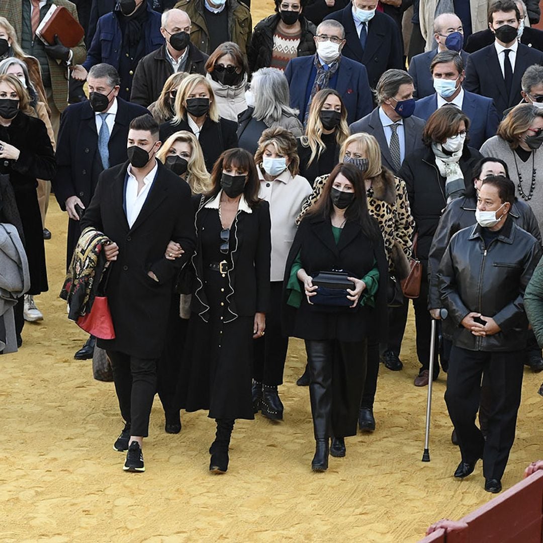 La familia de Jaime Ostos, unida en la última vuelta al ruedo del torero en la Maestranza