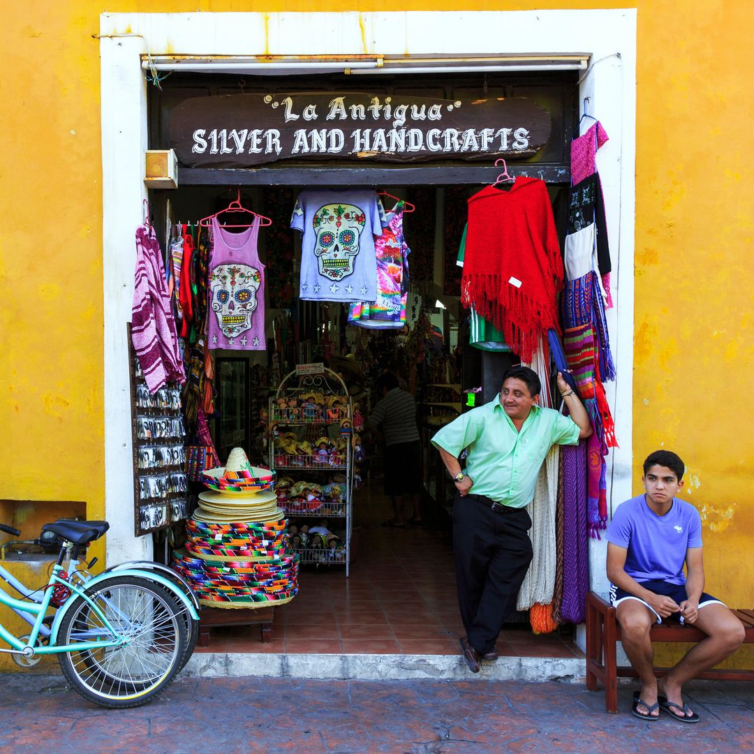 Una antigua tienda de recuerdos de las muchas que podemos encontrarnos a lo largo de la Calzada de los Frailes, en la Valladolid mexicana