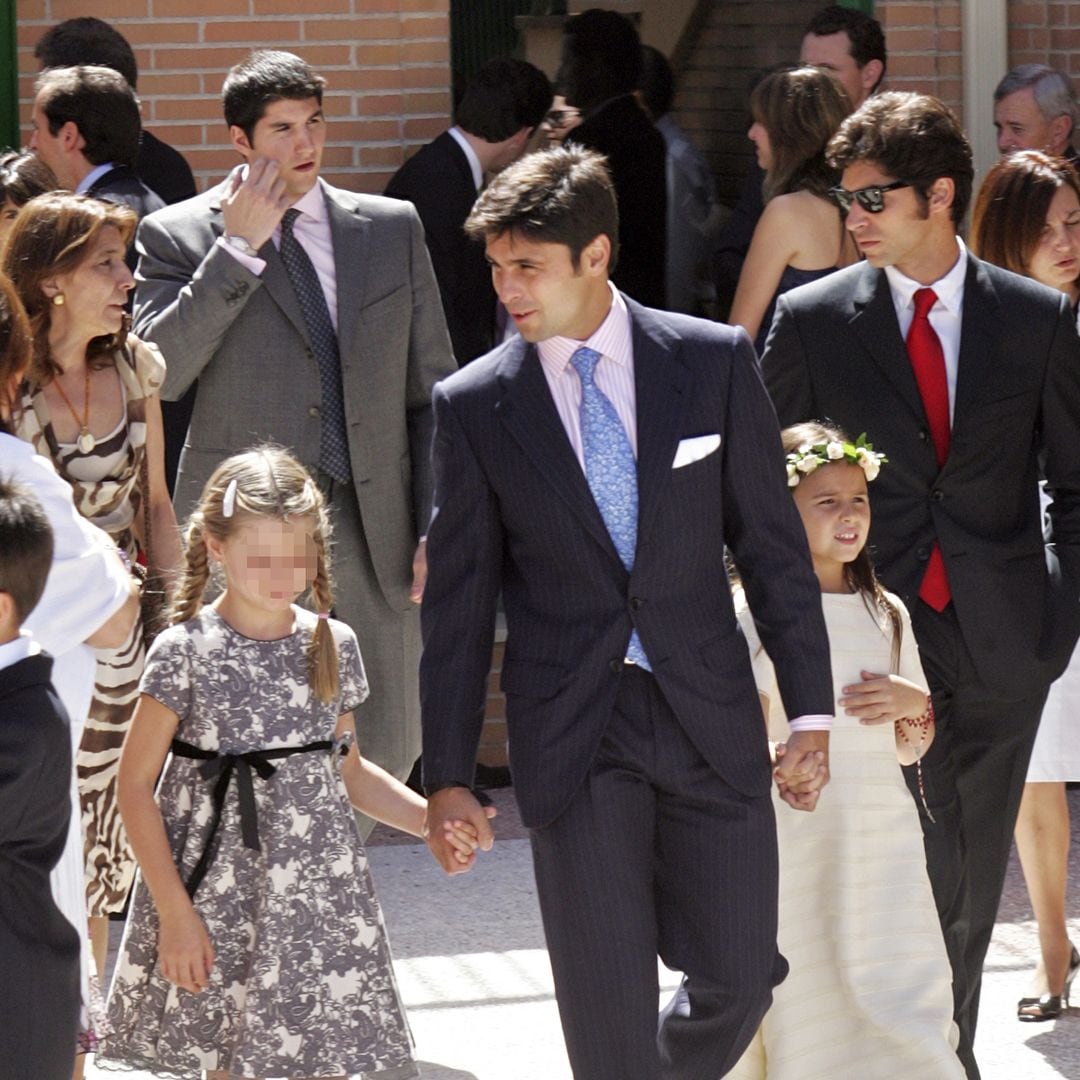 PRIMERA COMUNION DE CAYETANA RIVERA MARTINEZ DE IRUJO EN MADRID
EN LA FOTO, CON UNA DIADEMA DE FLORES Y UN ROSARIO ENROLLADO EN EL BRAZO
14/06/2008