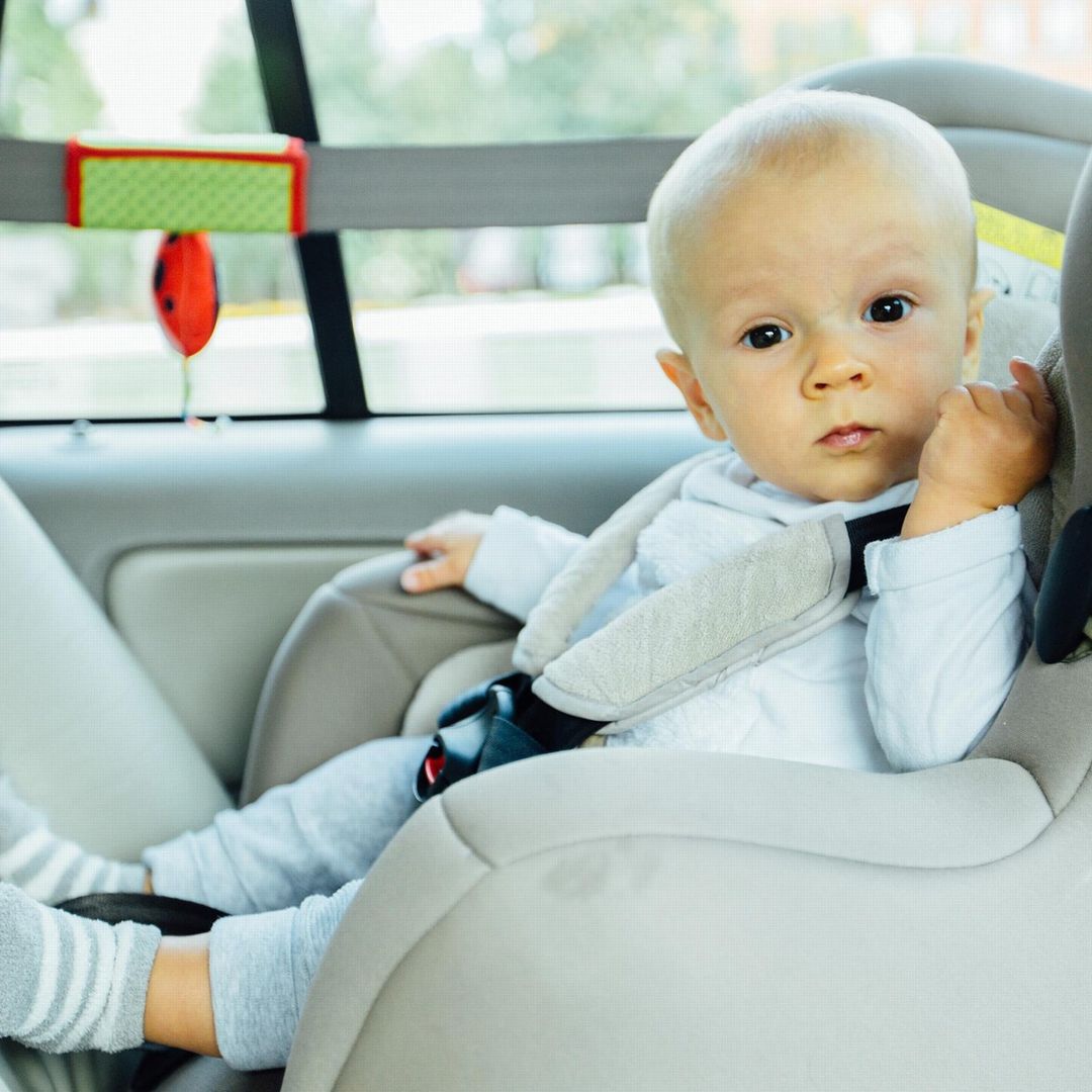 ¿Qué riesgos evitas cuando tu hijo viaja a contramarcha en el coche?