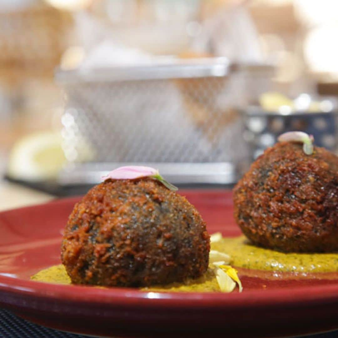 'Arancini' de arroz negro con salsa de pimiento