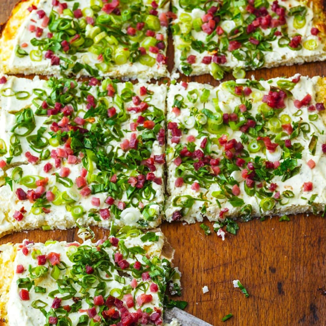 Falsa coca de coliflor con queso y jamón