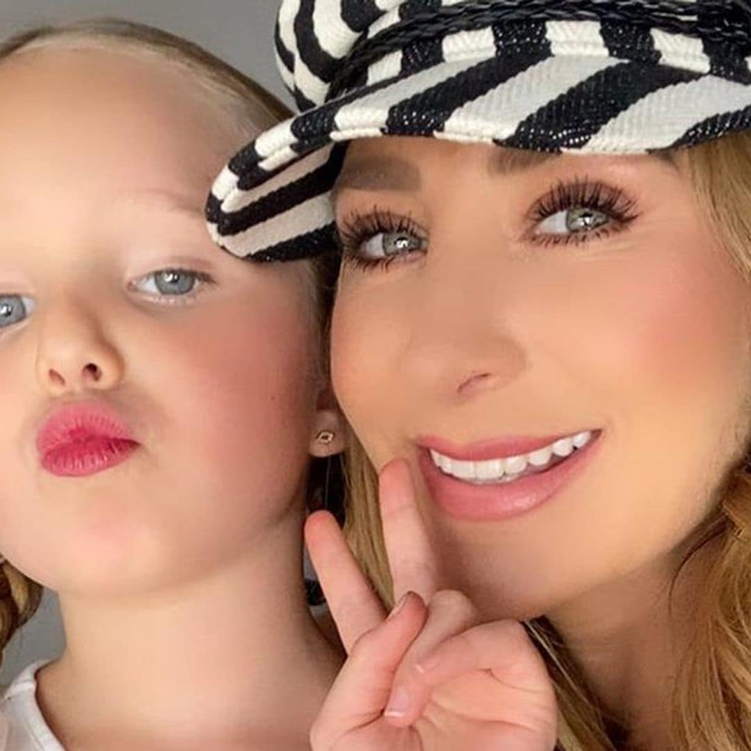 ¡Mini modelo! la hija de Geraldine Bazán sorprendió al imitar las fotos de mamá