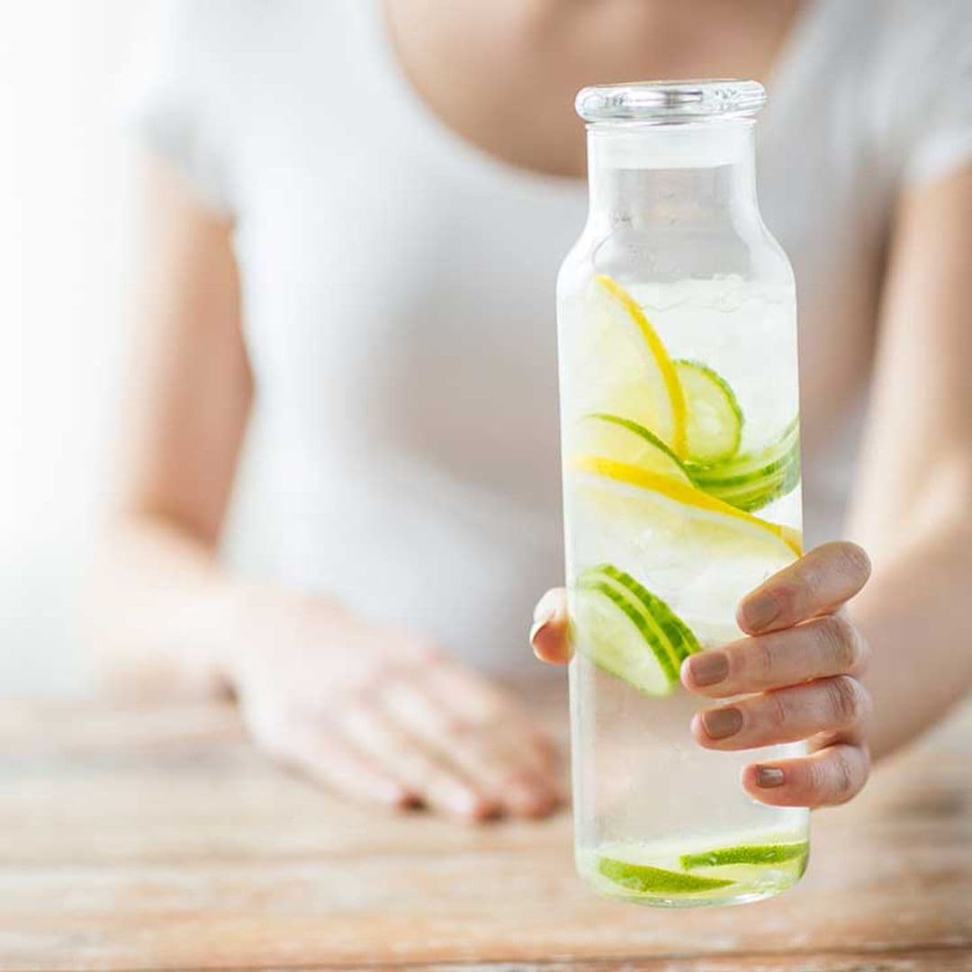 Beber agua con limón tiene ventajas e inconvenientes que debes saber