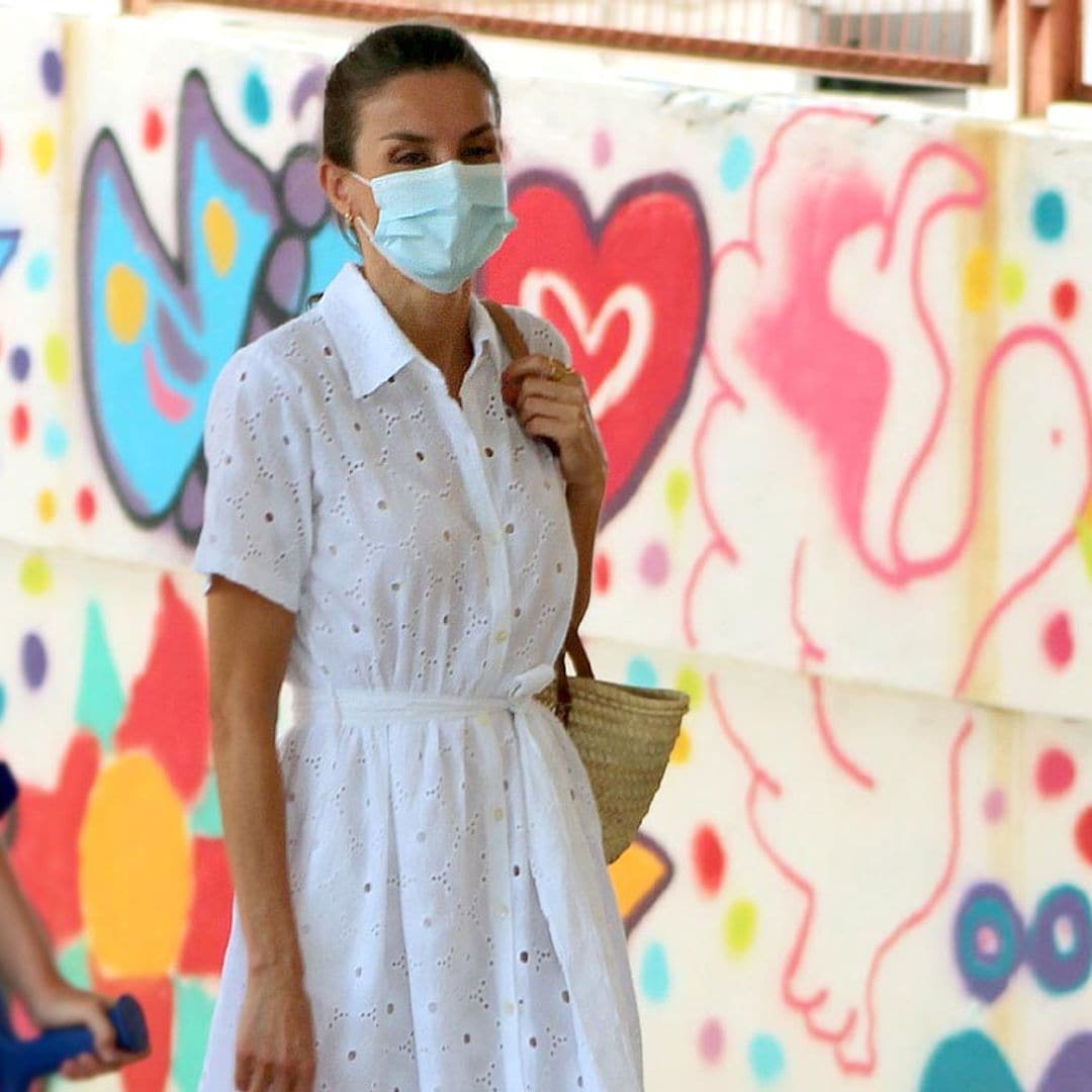 La Reina triunfa con su look más veraniego: vestido ibicenco, alpargatas y capazo