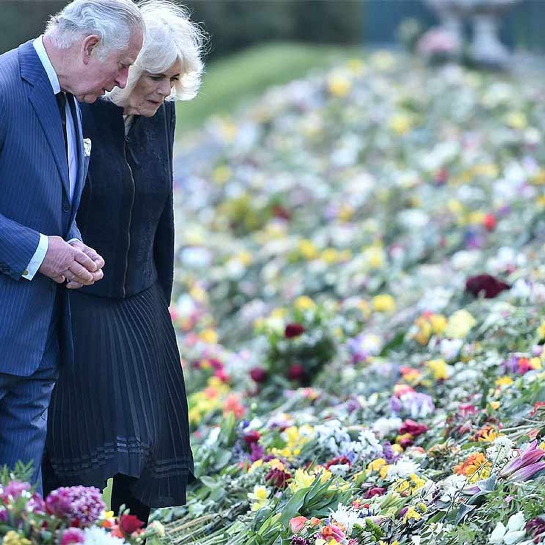 El príncipe Carlos y Camilla de Cornualles visitan emocionados el homenaje al duque de Edimburgo en Marlborough House