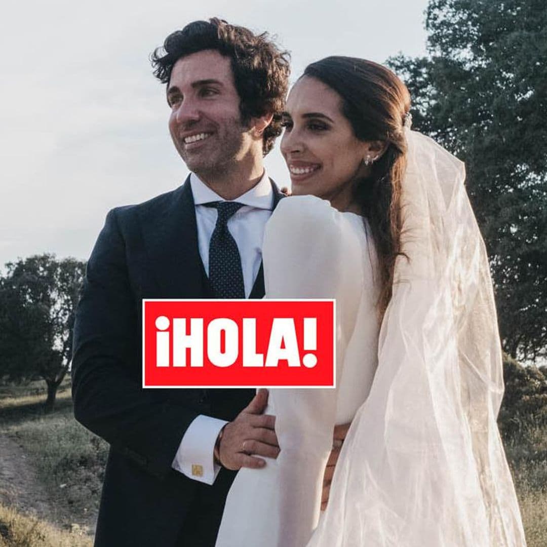 Entramos en la boda con sabor flamenco de Carolina Trillo, hija de Encarna Salazar: de su segundo vestido de novia a las imágenes no vistas del ‘sí, quiero’