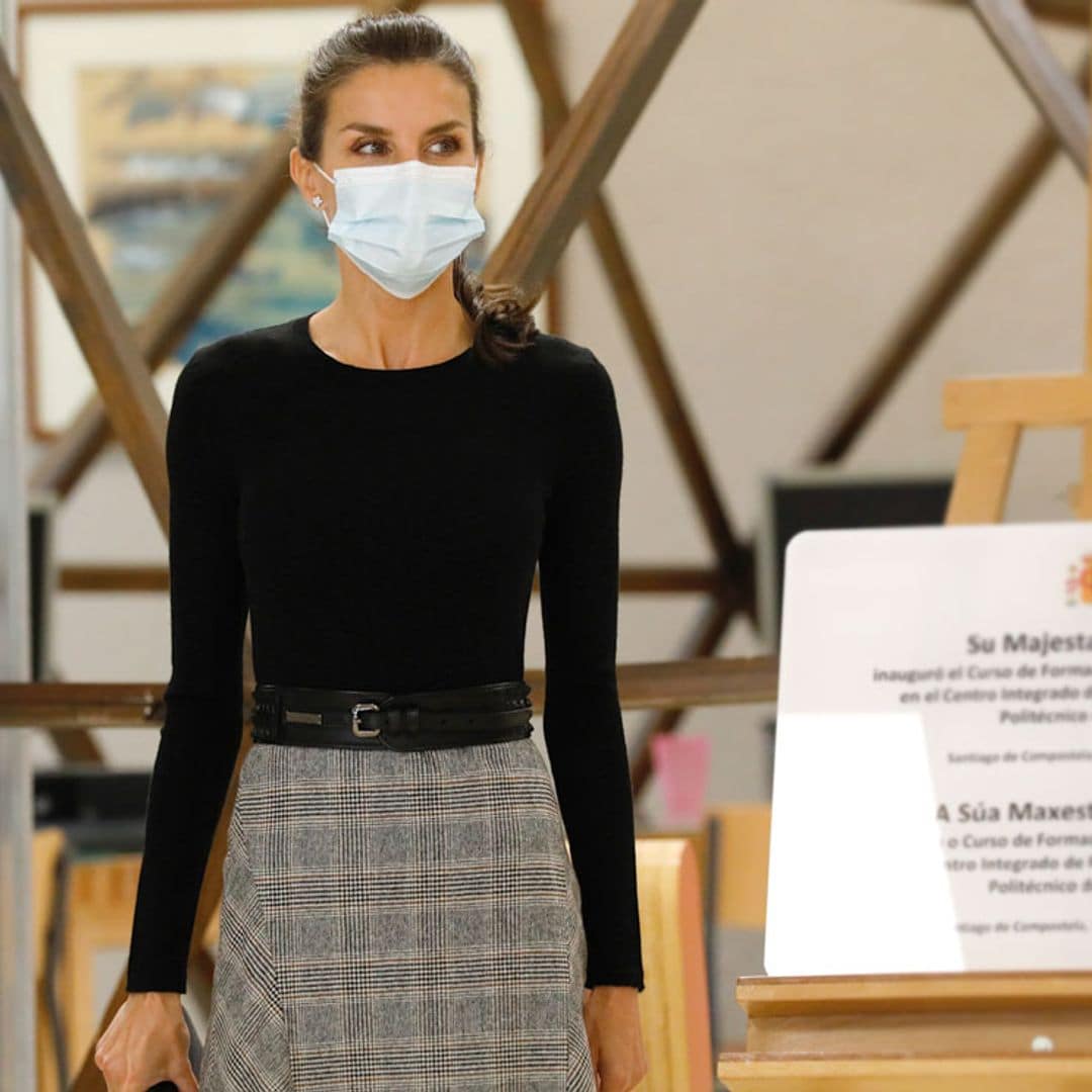 Doña Letizia actualiza su falda 'Rania' de rebajas y consigue que parezca de estreno