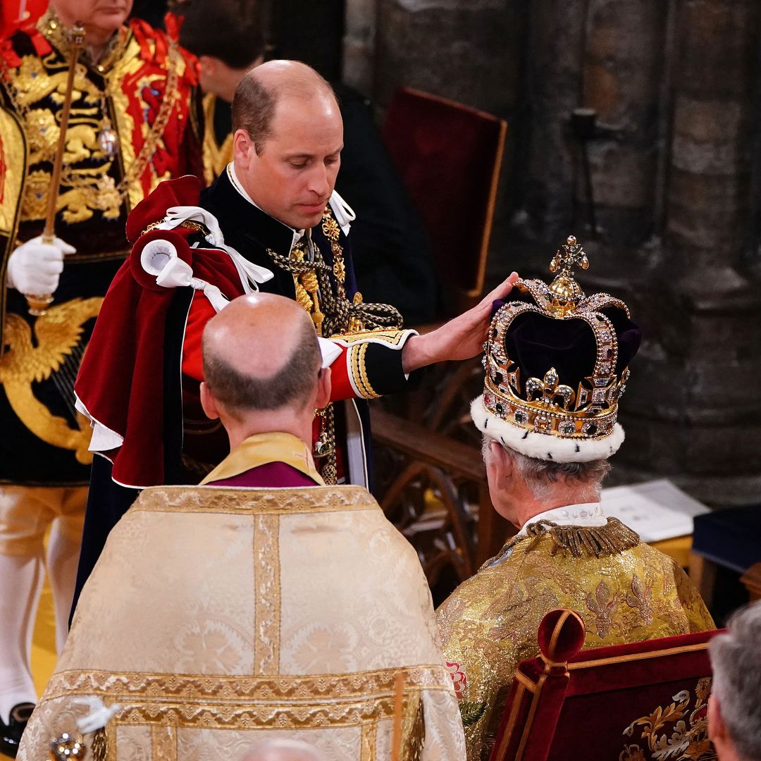 Guillermo de Inglaterra, como príncipe de Gales, toca la Corona de San Eduardo en la cabeza de su padre recién coronado como rey Carlos III