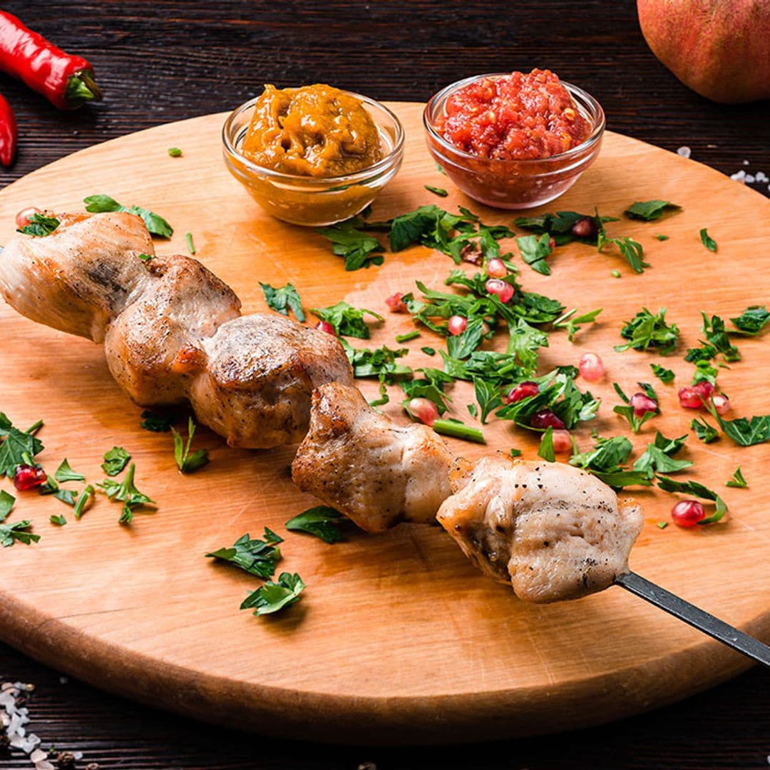 Brochetas de pollo con salsa Tkemali y salsa Satsebeli