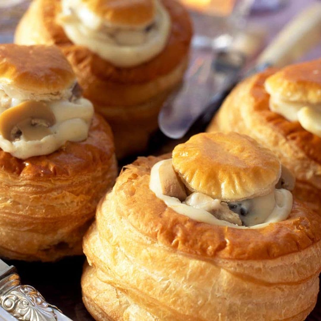 Volovanes rellenos de bechamel con queso y champiñones