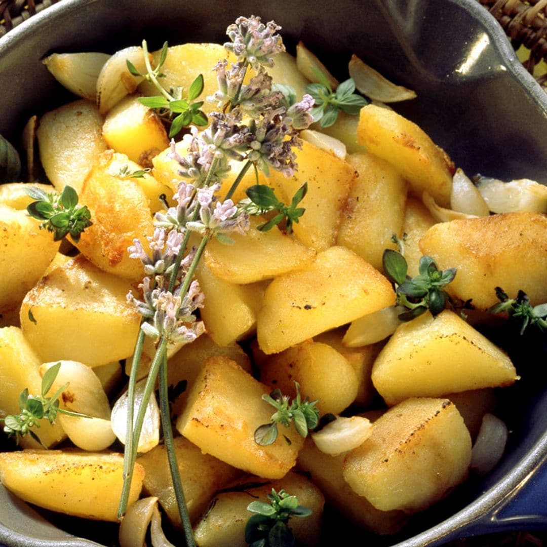 Patatas con ajo y flor de orégano