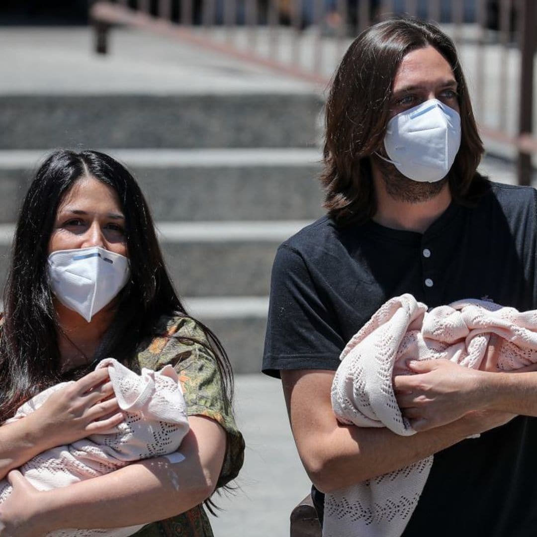 Sara Verdasco y Juan Carmona salen del hospital con sus hijas Carmen y Valentina