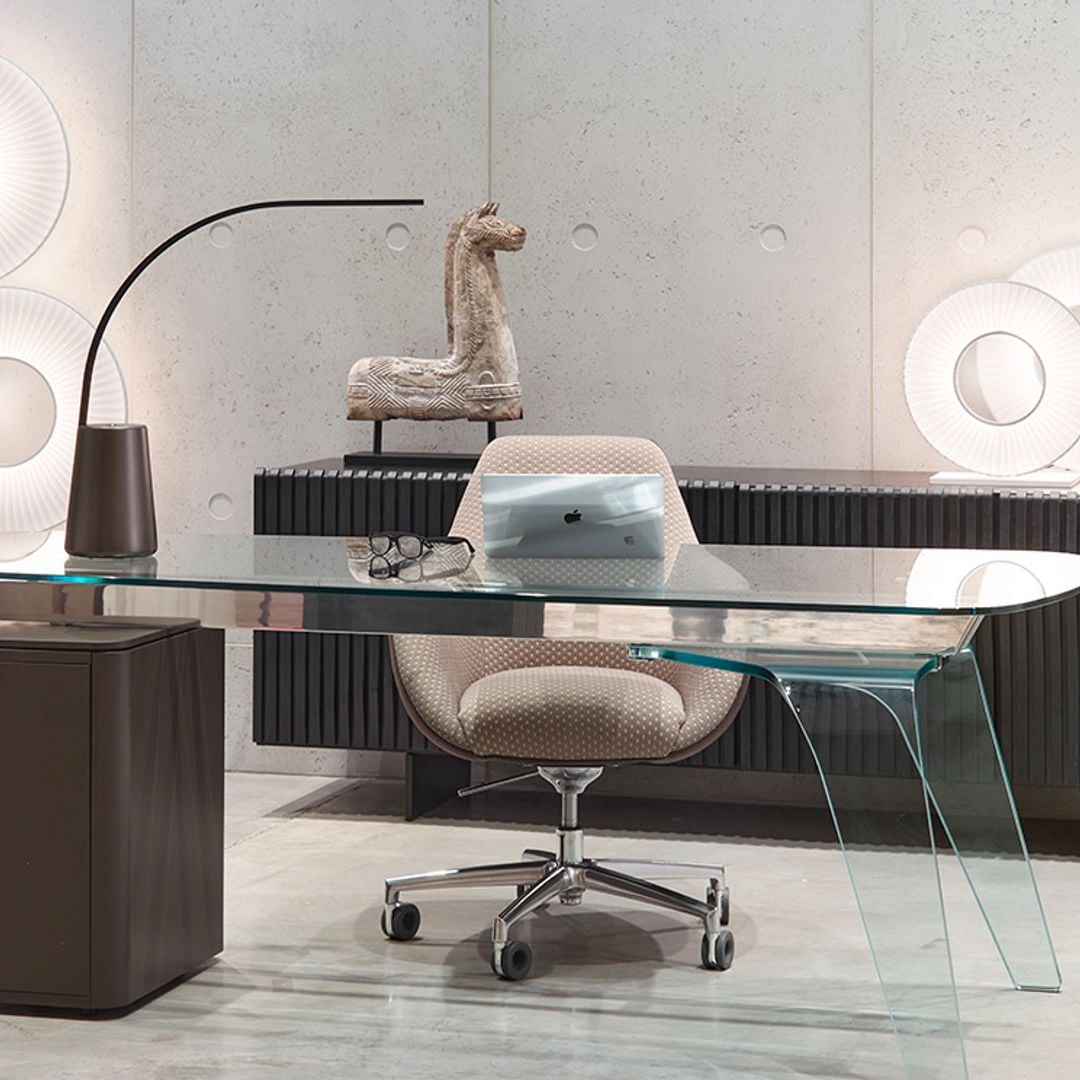 Haz más confortable el teletrabajo en el nuevo año con un trío ganador: escritorio, silla y lámpara