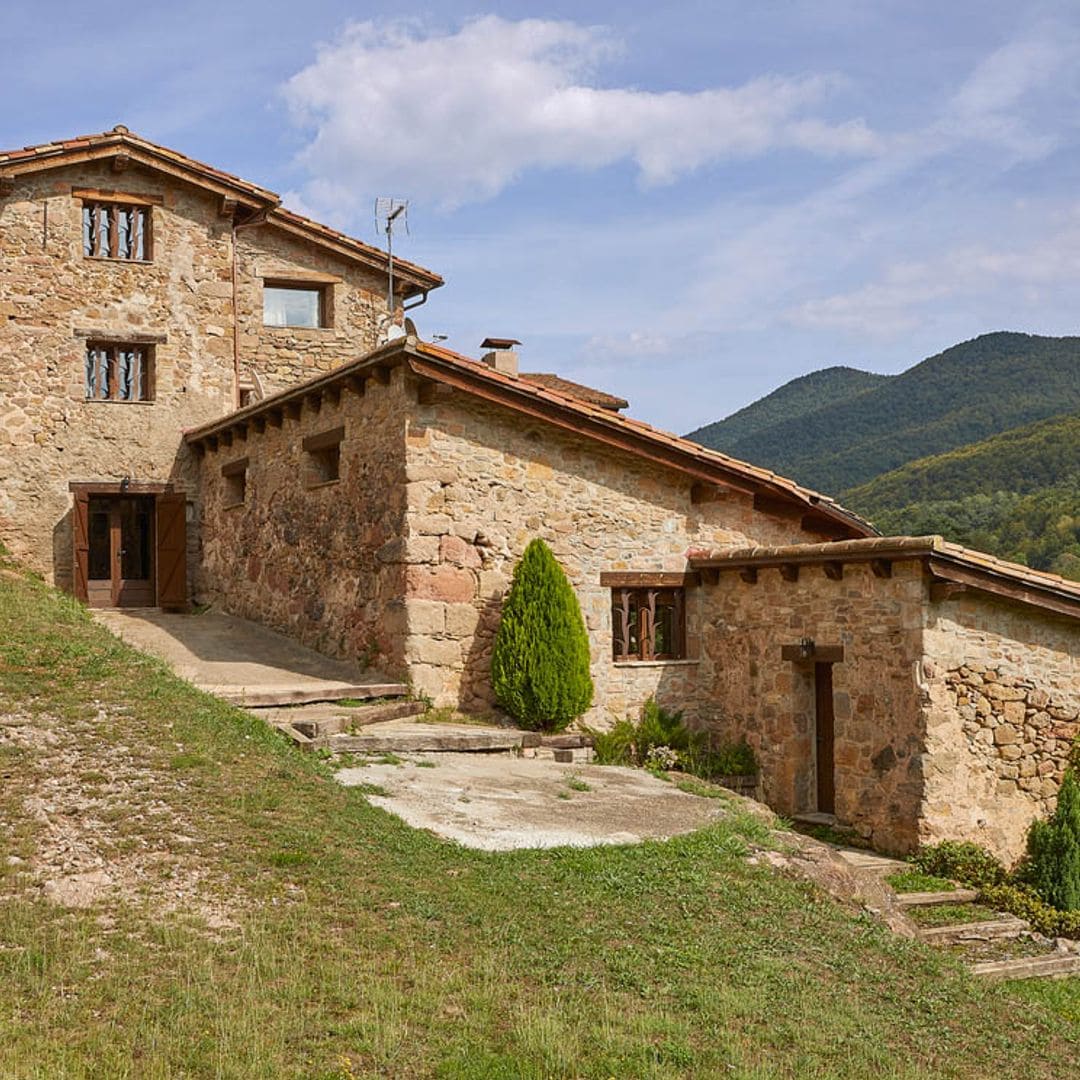 Esta masía de Girona conserva su estilo campestre, pero con un toque rústico actualizado