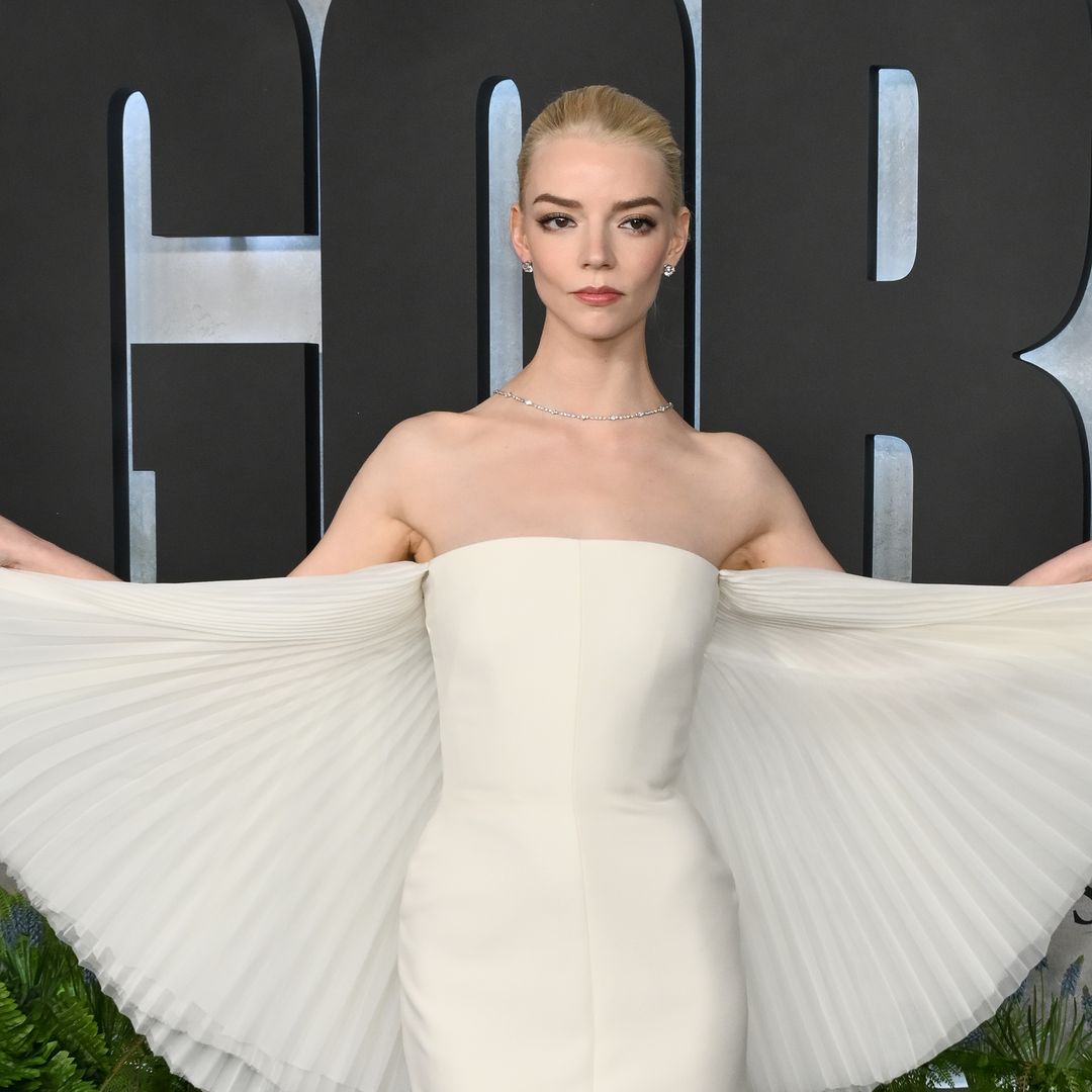 Anya Taylor-Joy sorprende con un 'vestido alado' y el último truco de estilo que triunfa en Hollywood