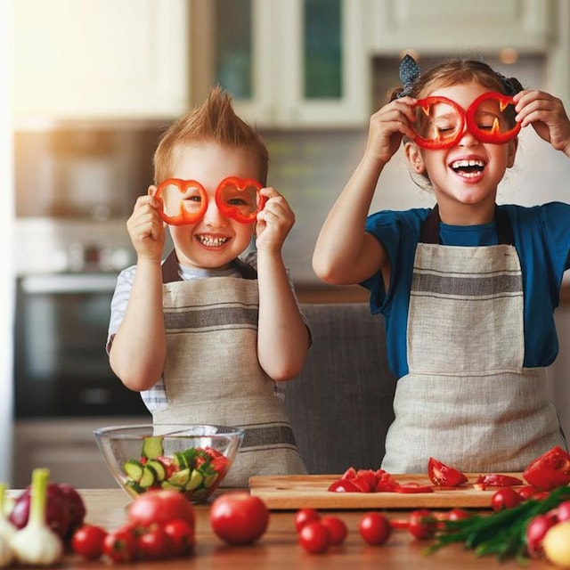 ni os cocinando con verduras