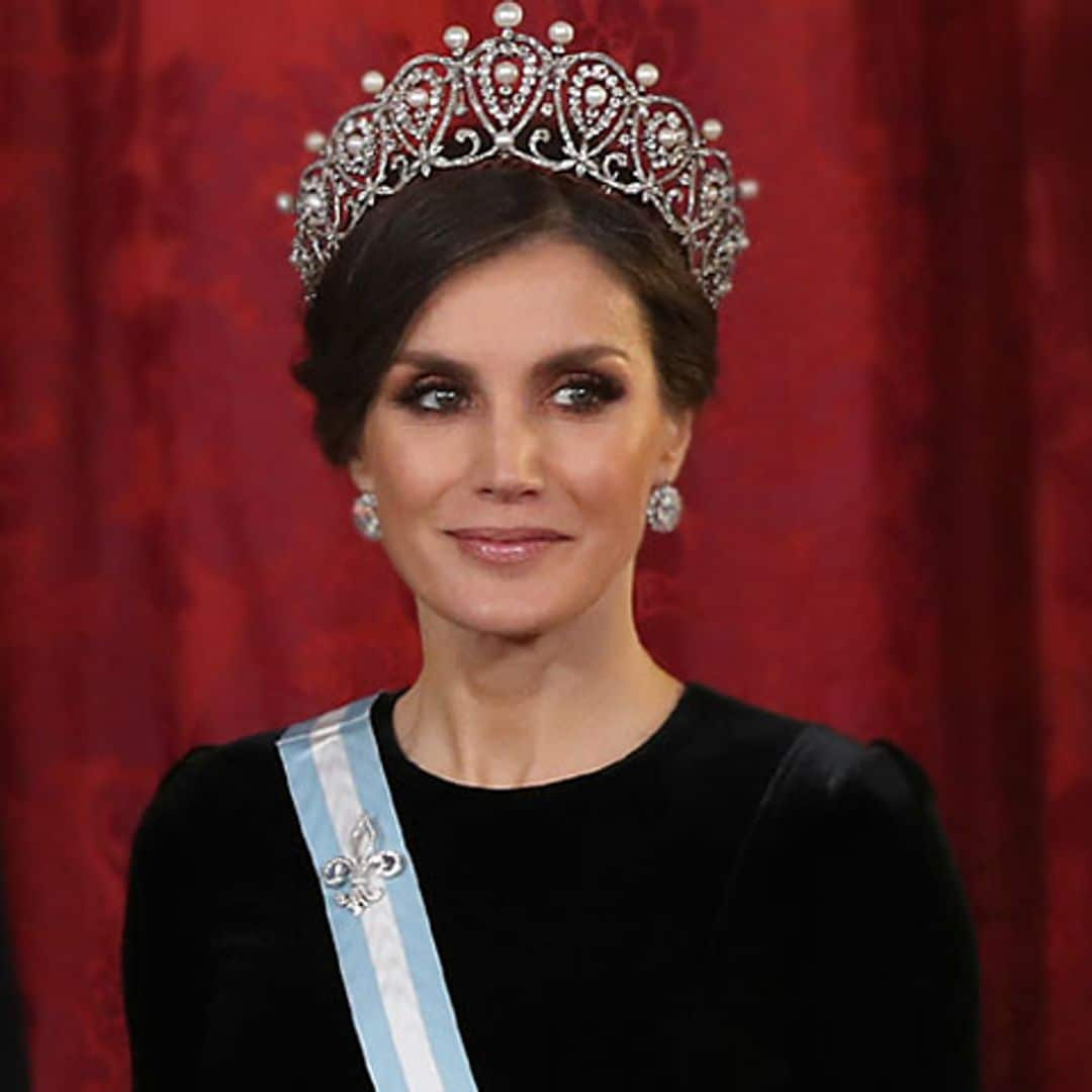 Doña Letizia recicla su imponente vestido de terciopelo entallado