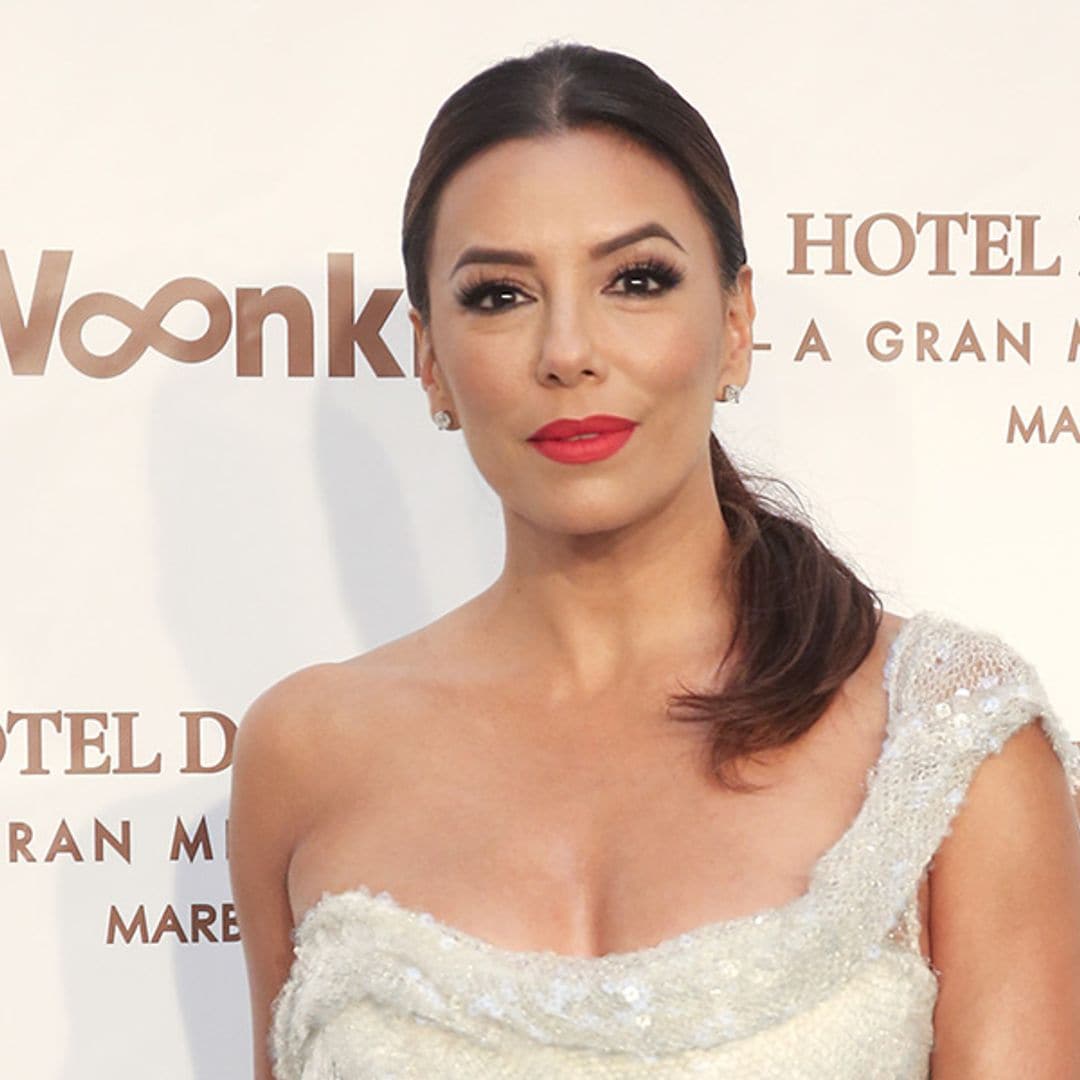 Eva Longoria elige el vestido satinado más favorecedor para sus vacaciones en España