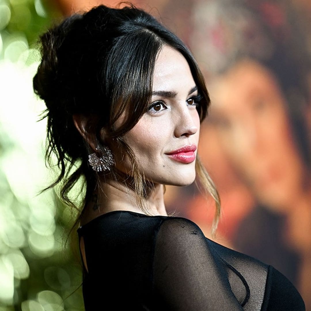 Con un infalible atuendo negro, Eiza González da lecciones de elegancia sobre la red carpet