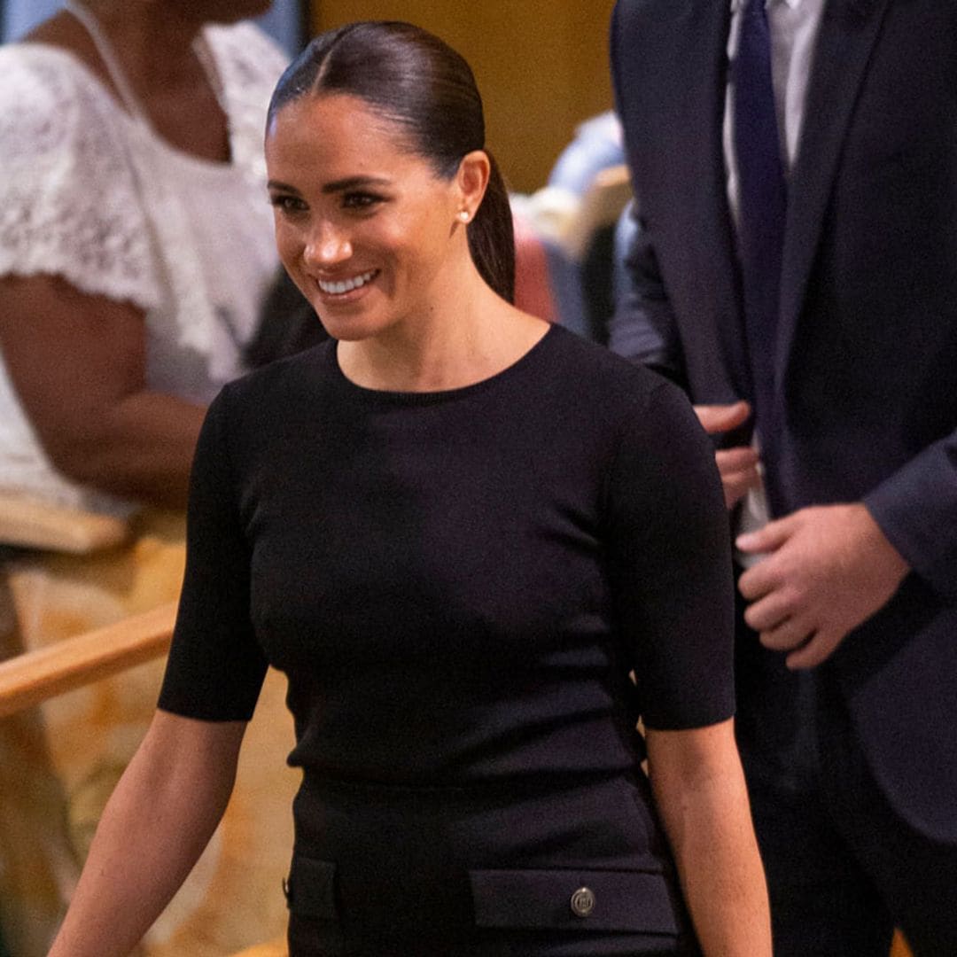 Meghan reaparece con un discreto look 'total black' para apoyar a su marido