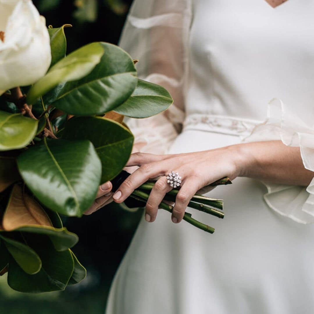 Un look con historia para Pilar, la novia de la mantilla y las mangas especiales