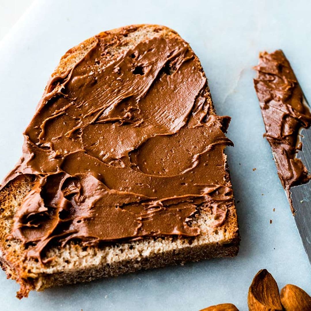 Pan con crema de chocolate, almendras y sal