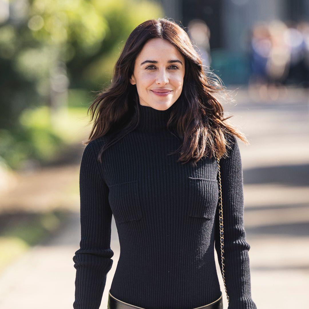 Macarena García confirma el regreso de la falda de tiro bajo en los looks invitada más atrevidos