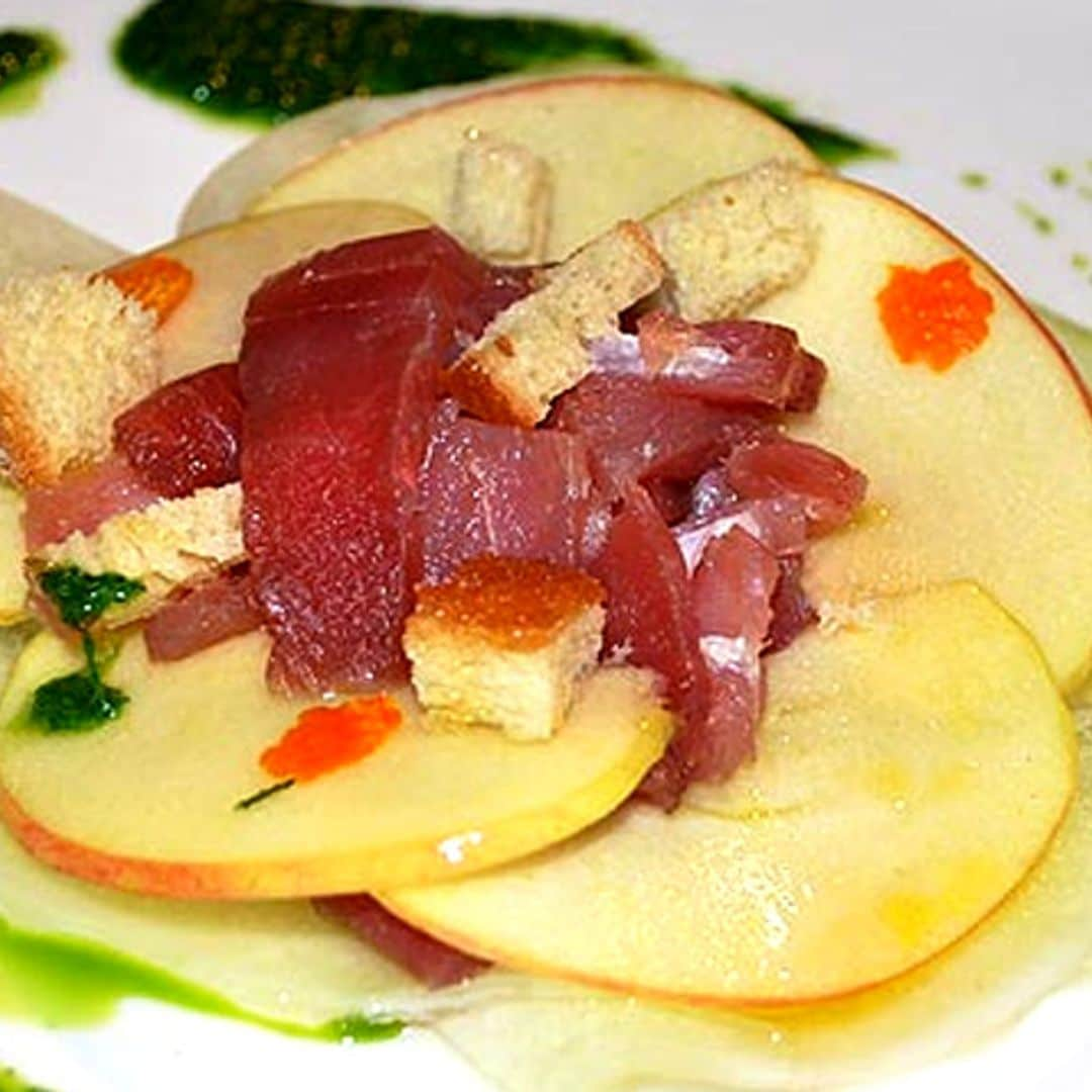 Ensalada de atún marinado con manzanas