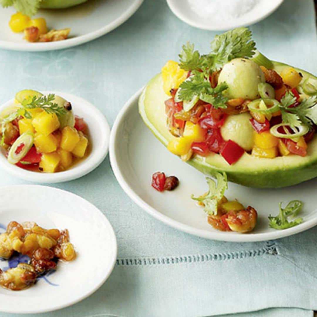 Aguacates rellenos de melocotón y cacahuetes