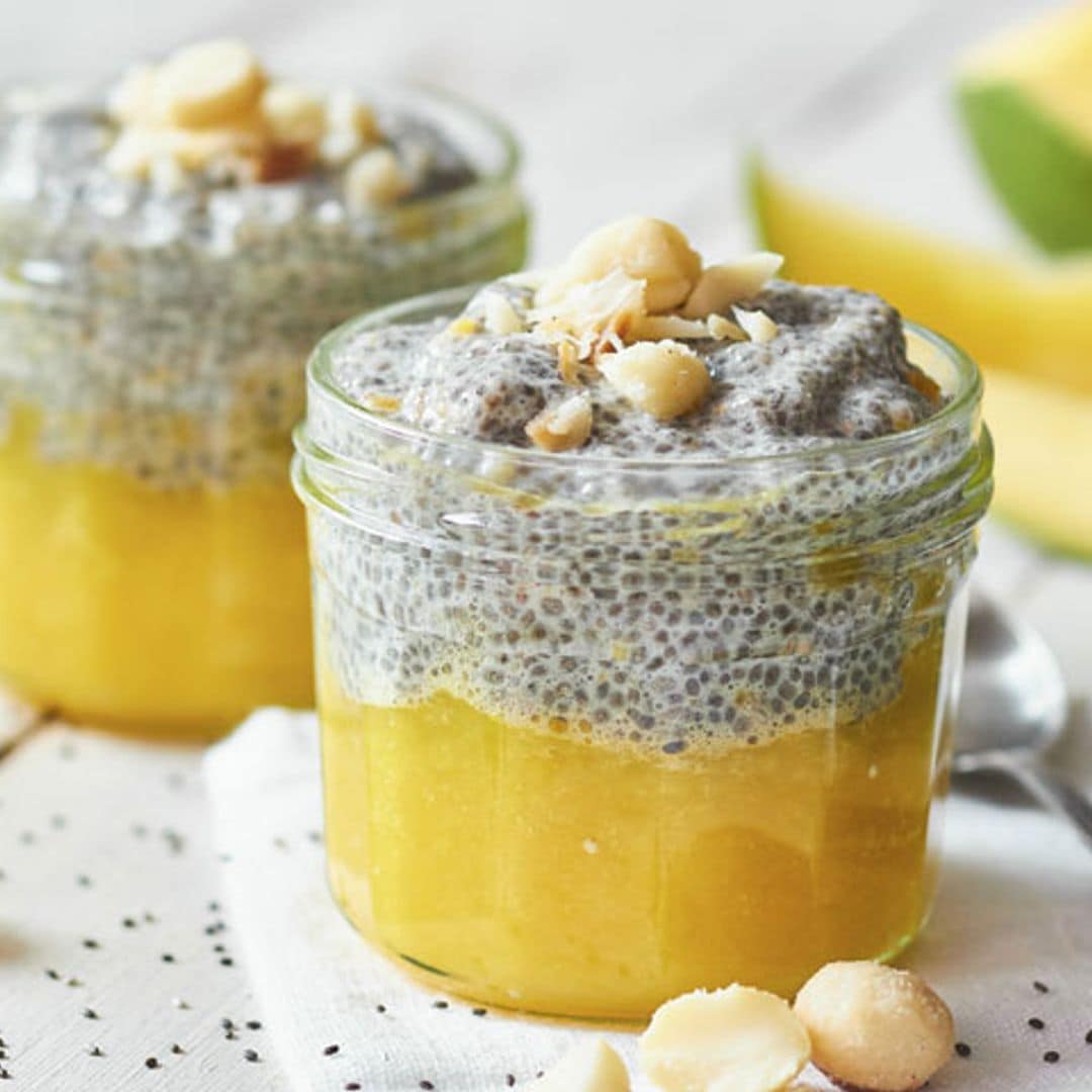 Pudin de chía y mango con nueces de macadamia