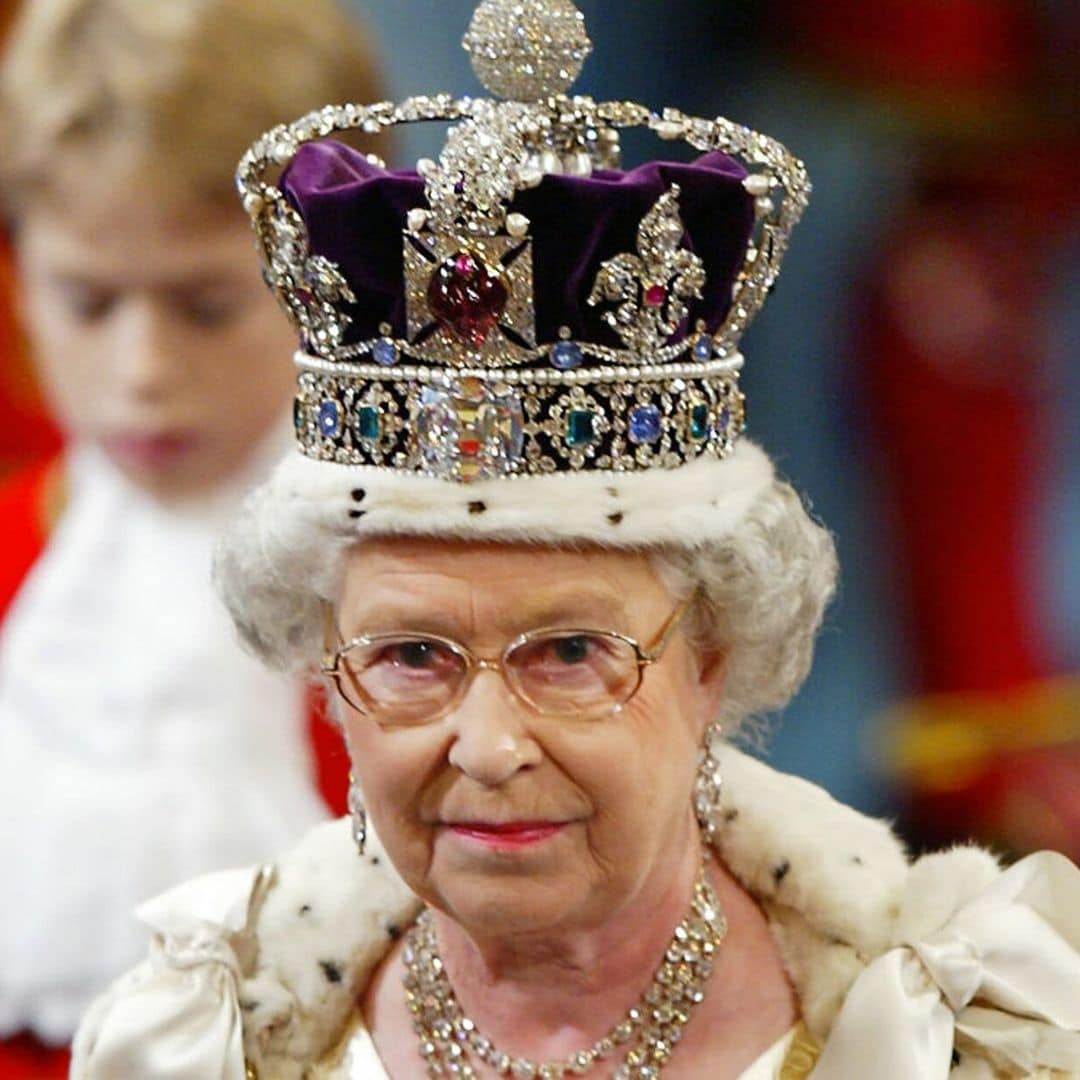 La reina de Inglaterra no quiere llevar la Corona Imperial