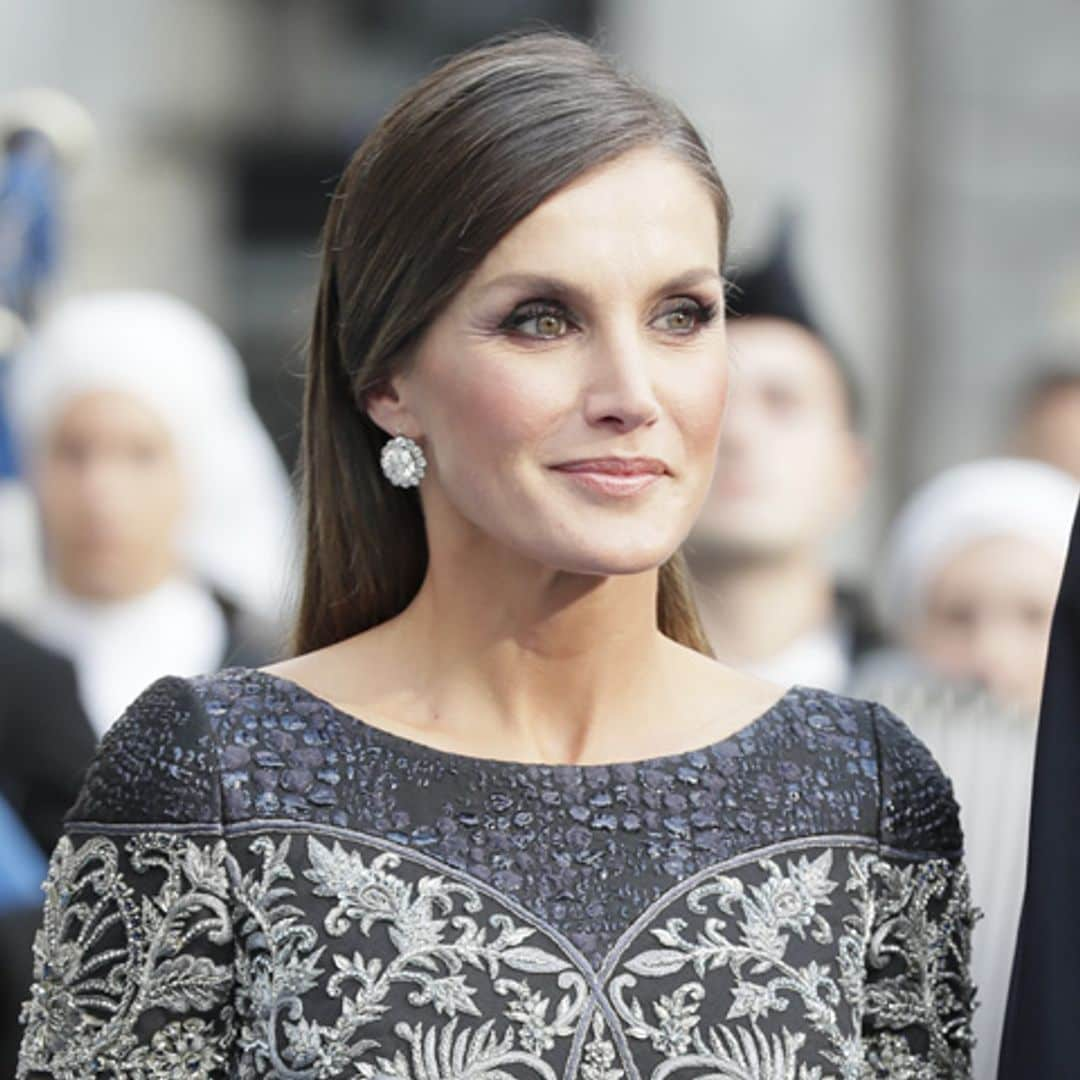 Bordado a mano y con una silueta inusual, así es el exclusivo diseño de la reina Letizia