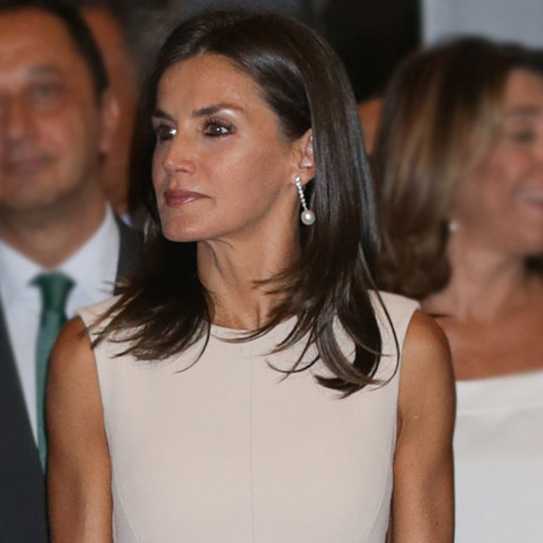 Nuevo guiño de doña Letizia a Juliana Awada: recicla el vestido de su primer duelo de estilo